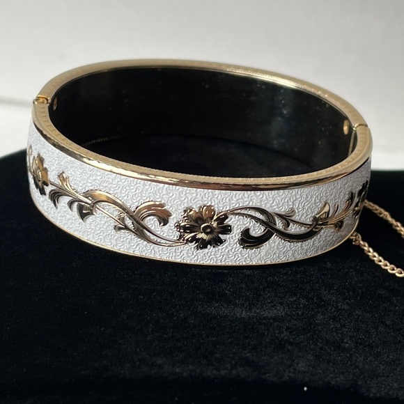 Vintage White Textured Enamel mc And Gold Flower Vine Hinged Bangle Bracelet - Picture 2 of 10